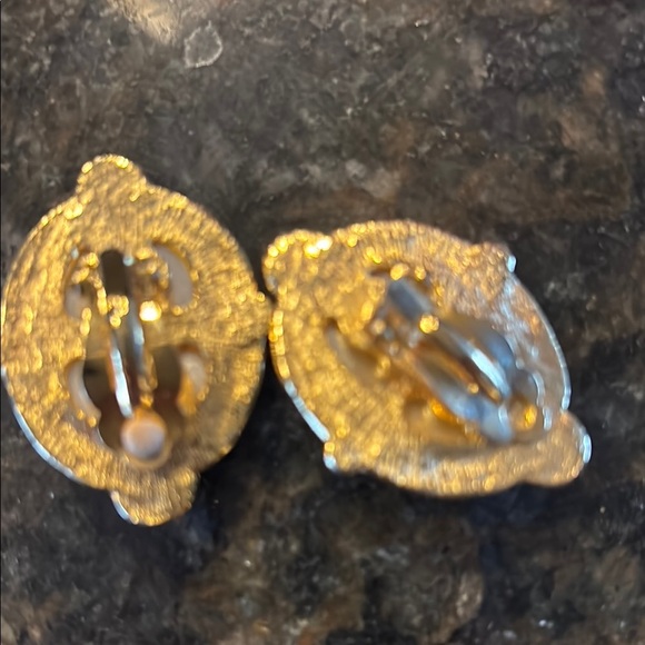 Elegant Gold and Cream clip statement Earrings - Picture 3 of 3